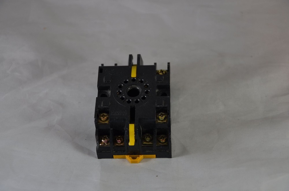 Lot of 1 Relay – P2CF-11 – Omron – Din Rail Relay Socket – OMRON P2 Connec