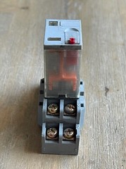 DAYTON 5YR20 RELAY 24VDC 8 PIN WITH DAYTON 2A582M SOCKET BASE
