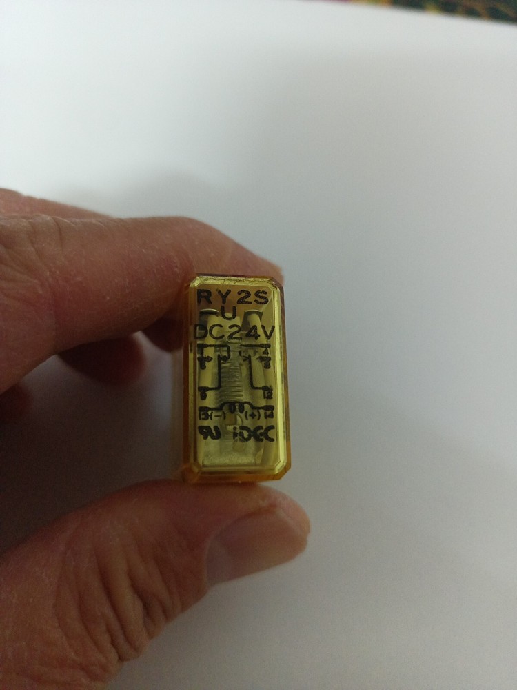 Idec RY2S-U 24V Relay