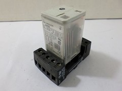 Used Allen Bradley 700-HB33Z24 Ser B 24 VDC W/ 700-HN 102 Base