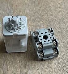 ALLEN BRADLEY 700-HA32Z24 SER A RELAY 24VDC WITH IDEC SR2P-05 BASE 8 PIN