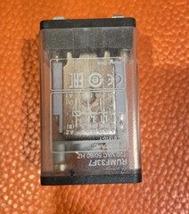 Schneider Electric Zelio Universal 120 VAC Relay # RUMF33F7 / 8A-2015-W42-AM