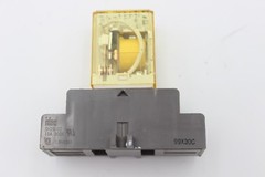 IDEC RH2B-U Relay DC24V w/IDEC SH2B-05C Relay Socket, 10A, 300V (CS02.1)