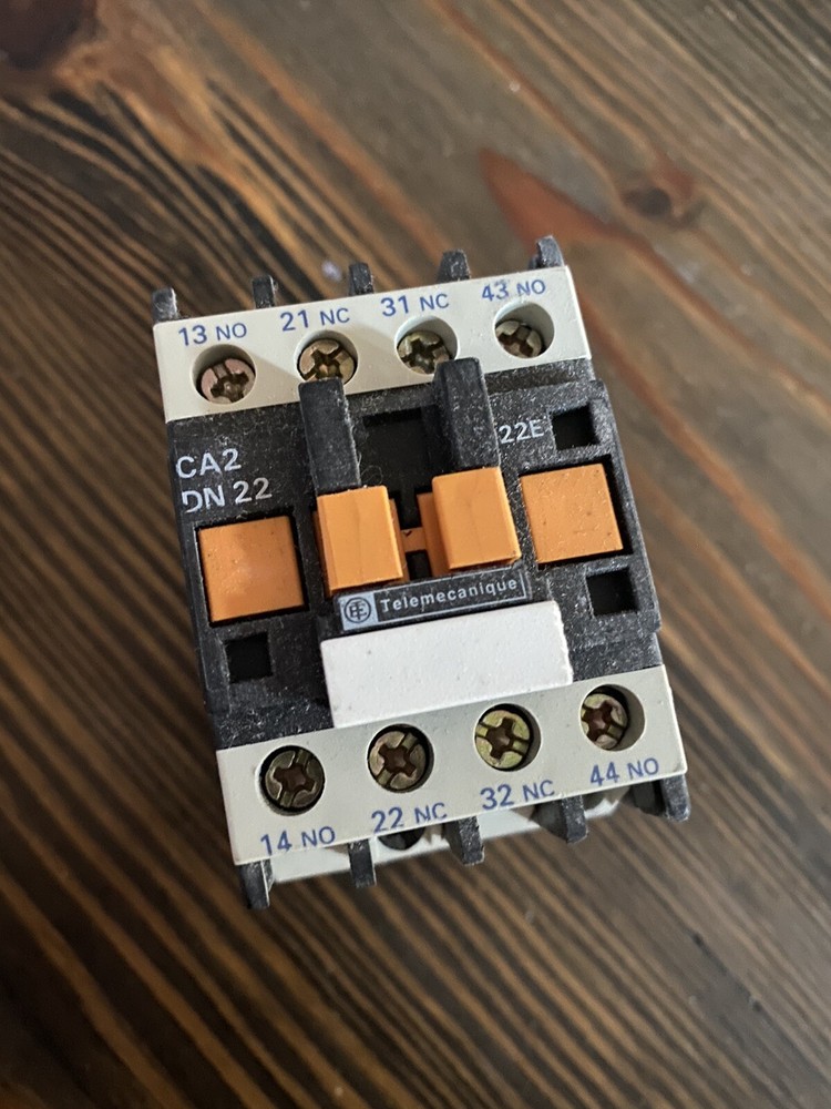 NEW CA2 DN22G6 Telemecanique Relay 120VAC 60Hz NOS