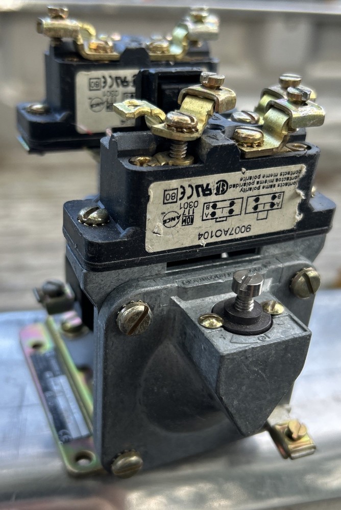 SQUARE D 9050 A0 11E SER. A PNEUMATIC TIMING RELAY 9050A011E
