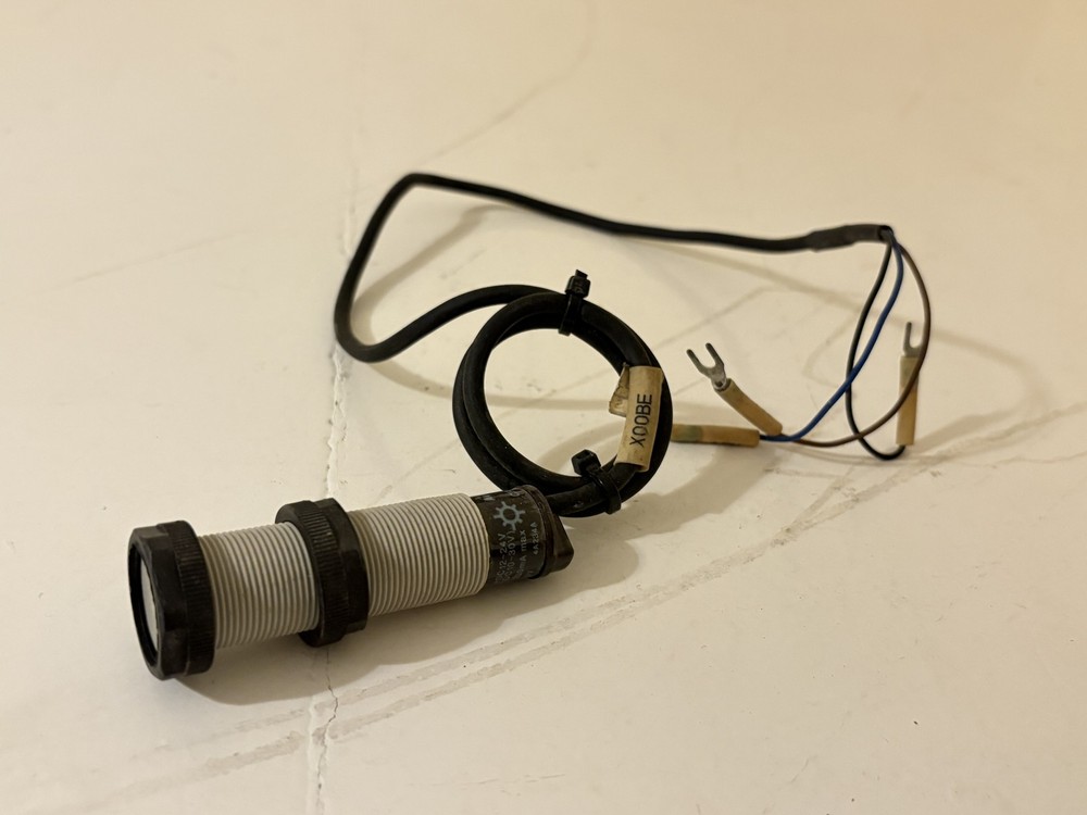 Telemecanique Schneider XUB0B Photoelectric Sensor with Cable