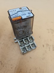 Allen Bradley 700-HB33A1-3-4 Relay. 700-HN154 Base