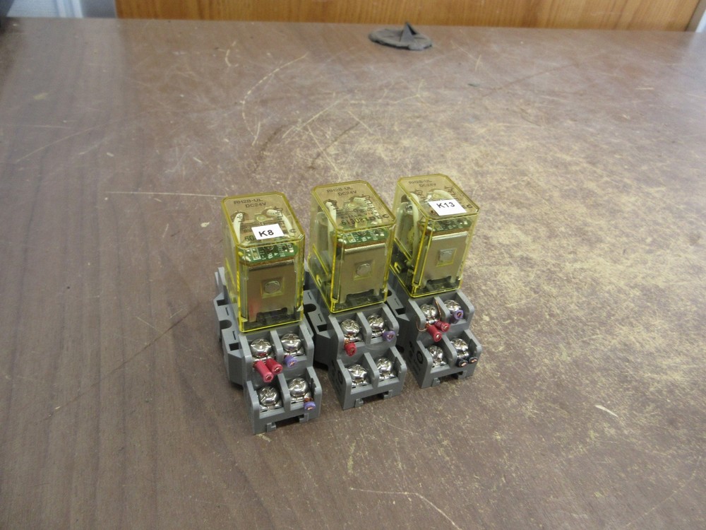 IDEC Relay w/ Base RH2B-UL 24VDC *Lot of 3* *Missing DIN Rail Mount* Used