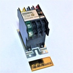 CUTLER HAMMER TYPE R POWEREED RELAY / D40RB / SER A1 / 120 VAC