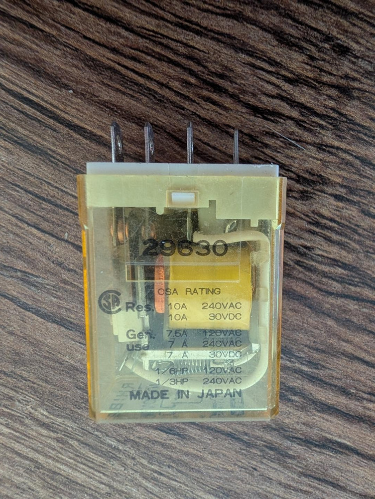 IDEC RHIB-U RELAYS 120VAC 5 PIN LOT OF 8 (d1)