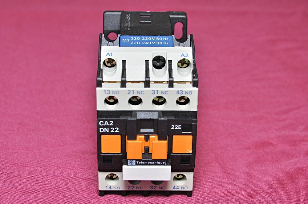 TELEMECANIQUE CA2 DN22M7 Control Relay 220-230V 50Hz 500V