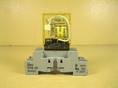 Idec RY2S-U w/ Socket SY2S-05