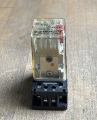 ALLEN BRADLEY 700-HA32Z24 SER A RELAY 24VDC 8 PIN W/700-HN100 SER B SOCKET BASE