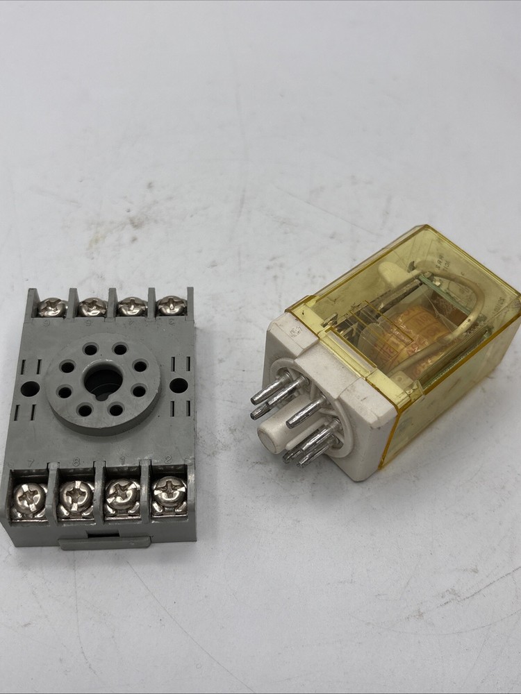 Idec RR2P-U Power Relay With Base