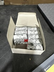 EATON D3PF2AT1 RELAY 24VDC COIL 8 PIN WITH EATON D3PA2 SER A2 SOCKET BASE (8)