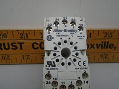 700-HA33A1 ser D Allen Bradley Ice Cube Relay & 700-HN101 Base N43