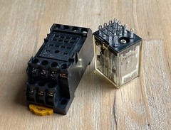 OMRON MY4N RELAY 110/120VAC 14 PIN WITH PYF14A-E SOCKET BASE