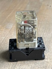 ALLEN BRADLEY 700-HA32Z24 SER A RELAY 24VDC 8 PIN W/700-HN100 SER B SOCKET BASE