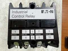 👀 EATON 4 POLE INDUSTRIAL CONTROL RELAY 600 VAC 10 AMP 120 VAC COIL AR440A
