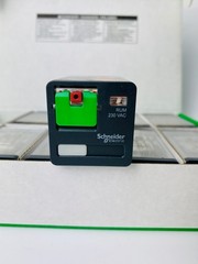 Schneider Electric RUMF31P7 Zelio Universal Relay, 3CO 10A 230V AC BOX 10ps
