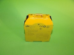 PILZ PNOZ S4.SAFETY RELAY.24VDC.3N/O.1N/C.750104.YOM2015.USED