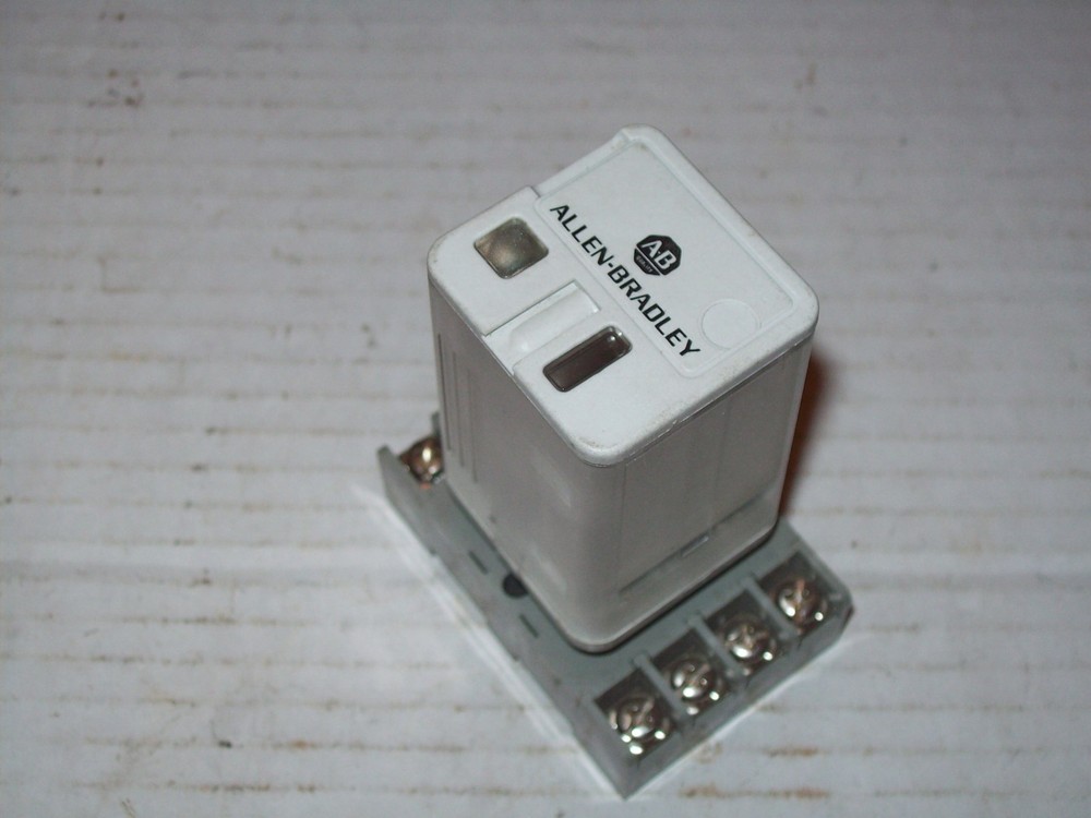 AB ALLEN BRADLEY 700-HA32A06-4 10A @240VAC W/IDEC SR2P-06 BASE 6VAC COIL P1461B