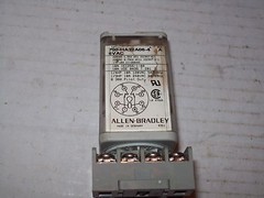 AB ALLEN BRADLEY 700-HA32A06-4 10A @240VAC W/IDEC SR2P-06 BASE 6VAC COIL P1461B