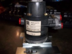 BARBER-COLMAN AK-50603-0-1 PNEUMATIC RELAY AMPLIFYING 30 PSIG 1/8″ FNPT(S2)