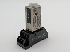 OMRON H3YN-4 Timer Relay w Base PYF14A-E 1 Second – 1 Minute 14 Pin Adjustable