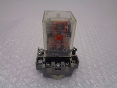 OMRON MK3P5-S RELAY W/BASE 250VAC (AS PICTURED) UNMP