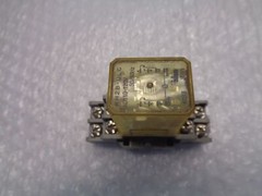 IDEC SH2B-05 RELAY BASE W/RELAY UNMP