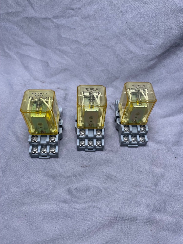 New IDEC RR3B-U DC24V 63624 11-Pin Relay with 11- Pin Base Socket 1pc. No Box