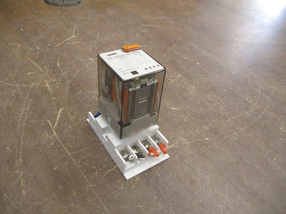 Allen-Bradley Relay 700-HA32A1-3-4 120V Coil w/ Base Used