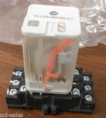 ALLEN BRADLEY 700-HB33Z24 24VDC RELAY W/ 700-HN127 BASE