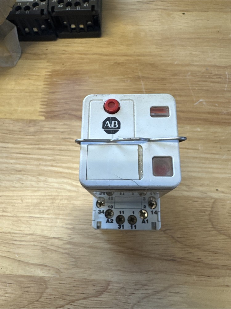 ALLEN BRADLEY 700-HA33A1 SER D RELAY 120VAC 11 PIN WITH 700-HN101 SOCKET BASE