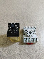 IDEC RR2P-U 10A 8 Pin Relay DC24V (WITH DAYTON 5X852N BASE)