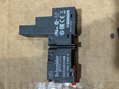 NEW LOT OF 4 Telemecanique RXZE2S114M LOGIC STYLE SOCKET 10A 250V 2.5KV