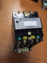 NEW ALLEN BRADLEY TYPE R ELECTRICALLY HELD RELAY 115-125 VDC COIL 700DC-R440Z1