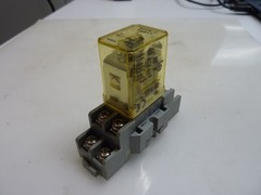 IDEC RH2B-U Relay DC 24V W/ SH2B-05 Base 10A 300V (31413)