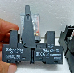 Schneider RXM2AB2P7 230 VAC 12 A Relay With Base RXZE2M114M Lot of 2 Pcs Used