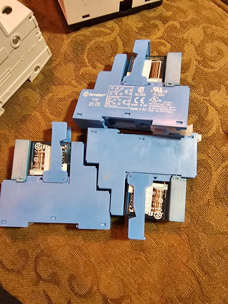 THREE 3 Finder Type 95.05 Base w 40.52S relay 99.02.9.024.99 Indicator 8A 250V
