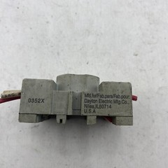 DAYTON 5X852M RELAY SOCKET 300V 15A/600V 10A 8-PIN QTY:1 ⭐