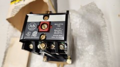 Allen Bradley 700-P800A1 Ser. B Control Relay NEW IN DAMAGED OEM BOX. lot#3