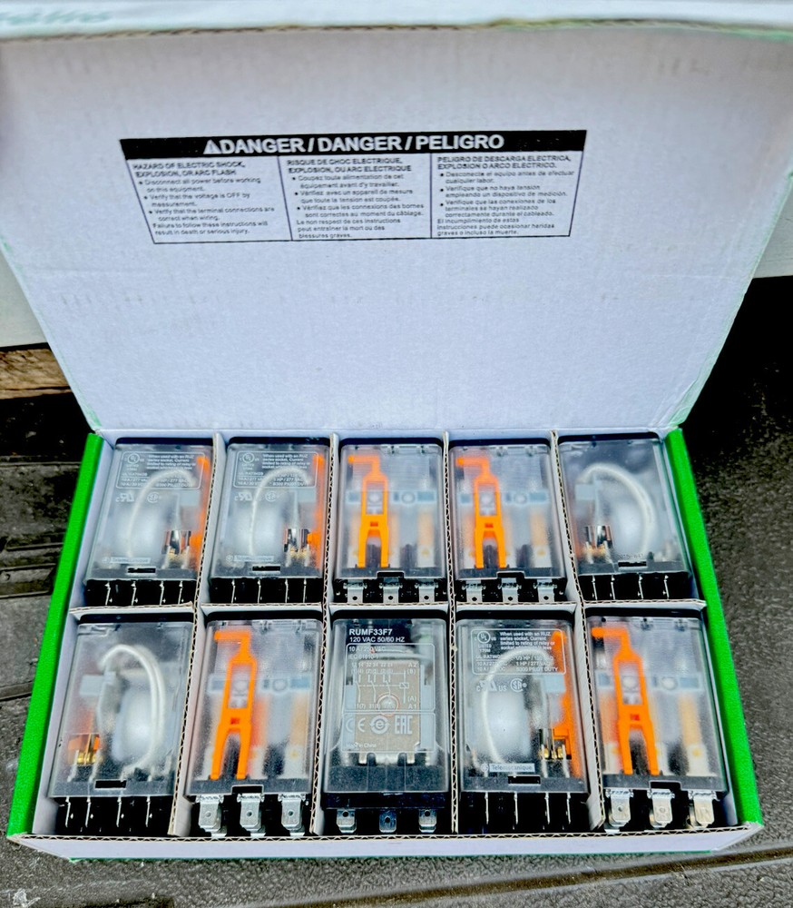 Schneider Electric Zelio Universal 120 VAC Relay # RUMF33F7 / 8A-2015-W42-AM