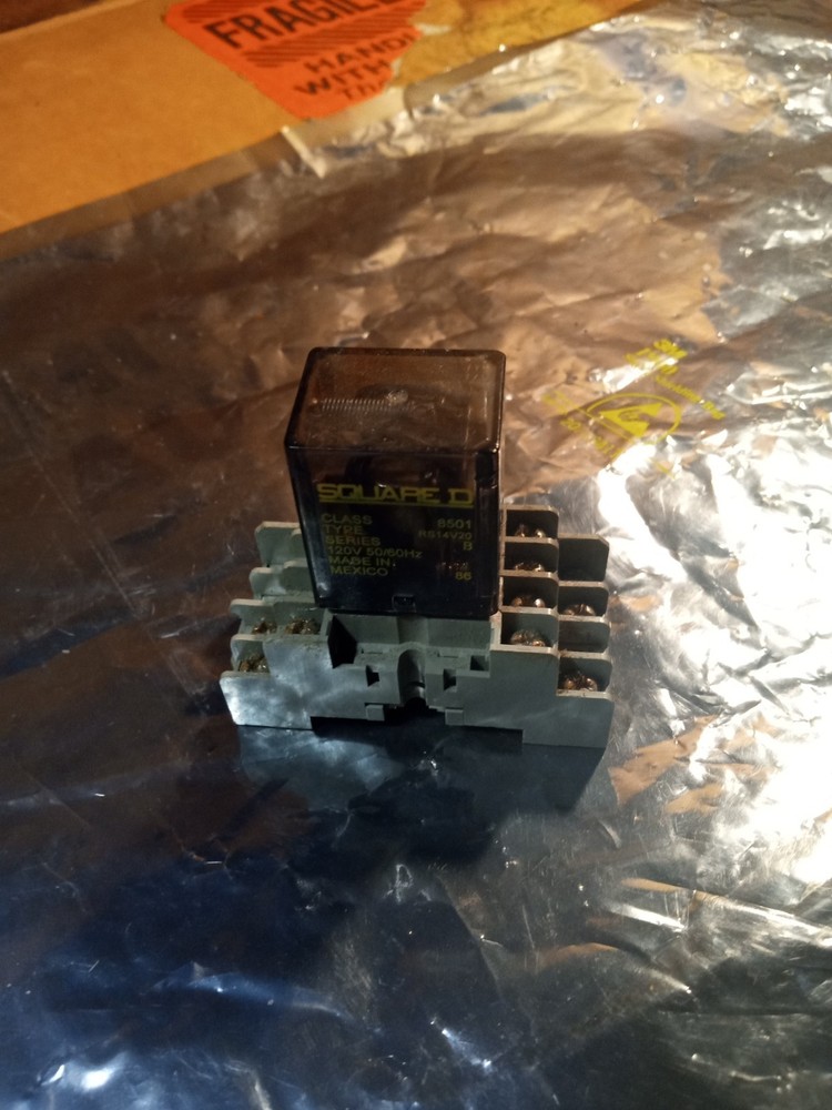 SQUARE D RELAY 8501 RS14V20 with SOCKET Base