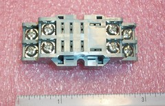 QTY (1) SH2B-05 IDEC 8 PIN CHASSIS MOUNT BLADE PLUG-IN RELAY SOCKET 10A 300V NOS