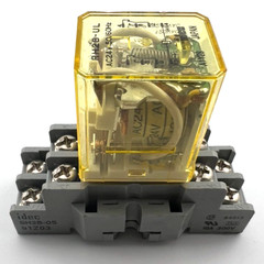 IDEC RH2B-UL RELAY With IDEC SH2B-05 Socket Base 10A 300V — NEW READ