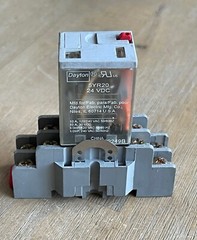 DAYTON 5YR20 RELAY 24VDC 8 PIN WITH DAYTON 2A582M SOCKET BASE