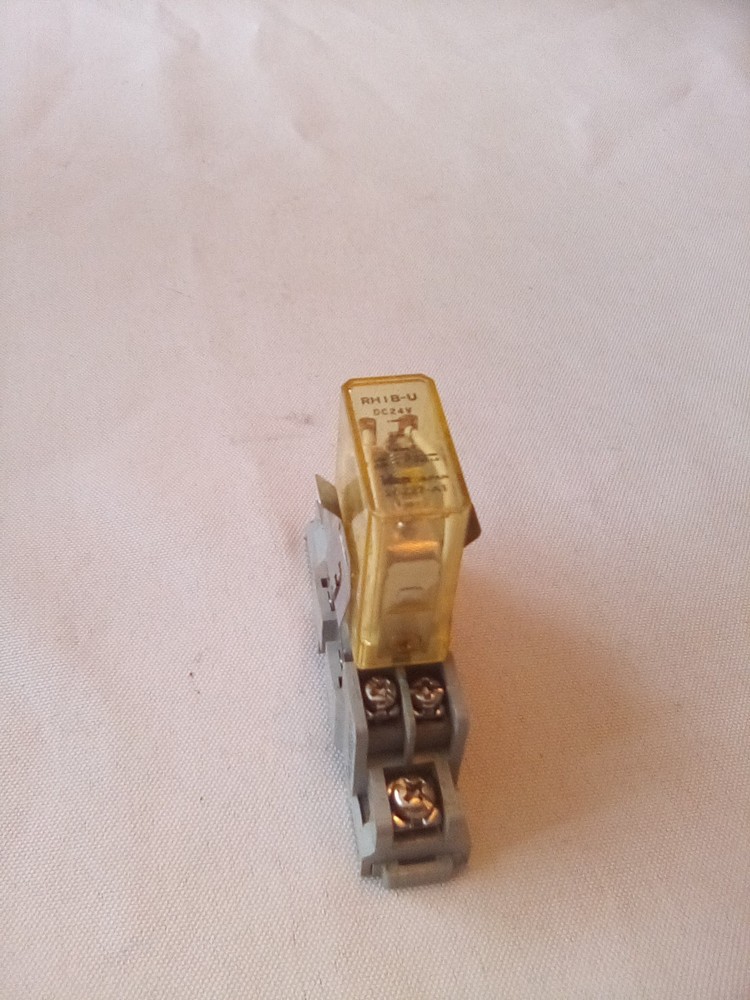 Idec RH1B-U DC 24V Relay W/ Idec SH1B-05 10A 300V Socket Base