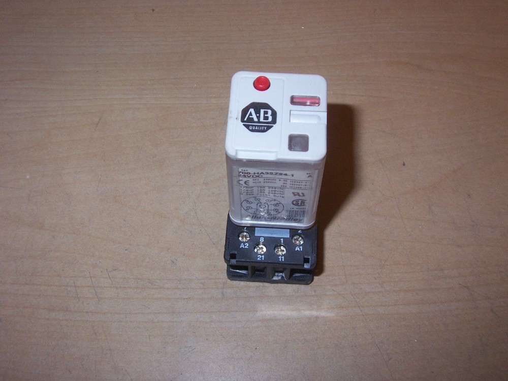 ALLEN BRADLEY 700-HA32Z24-1 RELAY 24VDC WITH 700-HN101 BASE